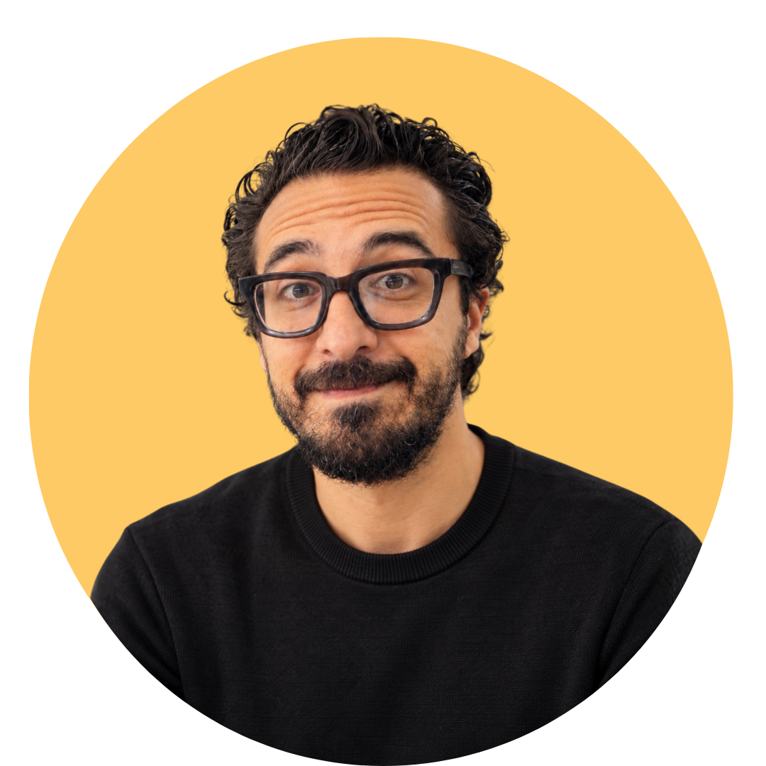 Mauro sonriendo, con suéter negro sobre un círculo amarillo